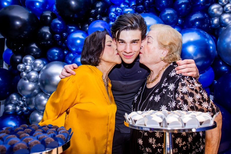 sessão parabéns - Fabiana Lustosa e Roberto Coretti comemoram os 15 anos do filho Luís Eduardo