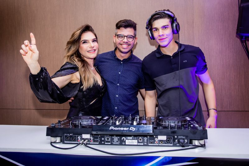 sessão parabéns - Fabiana Lustosa e Roberto Coretti comemoram os 15 anos do filho Luís Eduardo