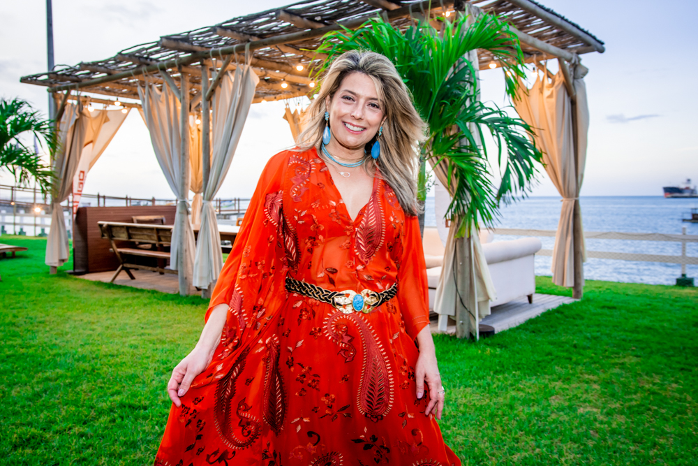 Jaqueline de Sá Cavalcante comemora aniversário no Iate Clube em clima de total descontração