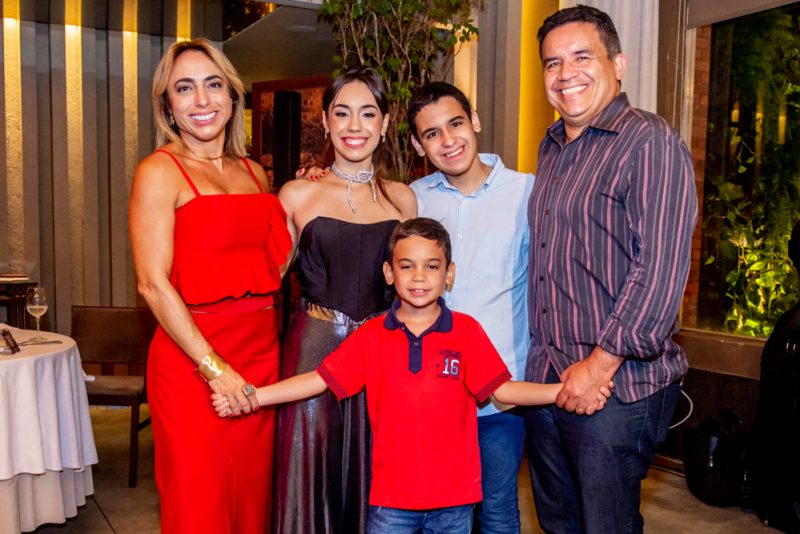 Special Night - Melina Portela atrai todos os holofotes em apresentação no L’Ô Restaurante