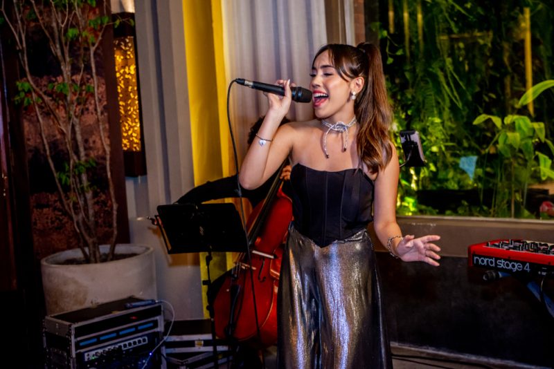 Special Night - Melina Portela atrai todos os holofotes em apresentação no L’Ô Restaurante