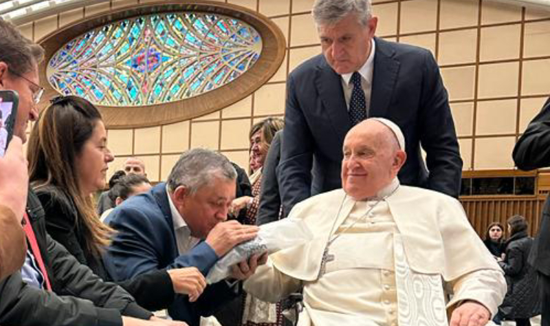 Em encontro com Papa Francisco, José Guimarães pede bençãos aos cearenses e canonização de Padre Cícero
