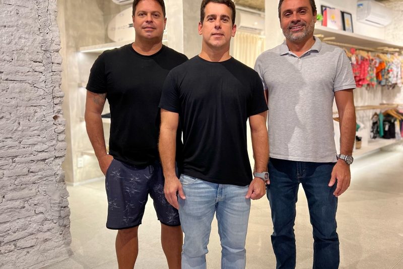 Moda casual e praiana - Rafael Sá, Gilvando Figueiredo, André Gurjão e Daniela Rolim celebram trajetória de sucesso da ‘bemaloha’ com cocktail especial