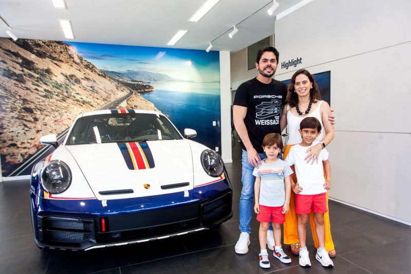 Supermáquina esportiva - Porsche Center Fortaleza reúne aficionados por velocidade em seu showroom para apresentar o 911 Dakar