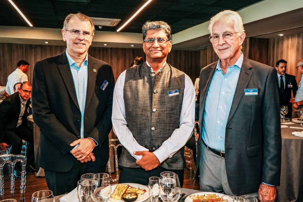 
				Randal Pompeu, Suresh Reddy e Carlos Prado 
				
