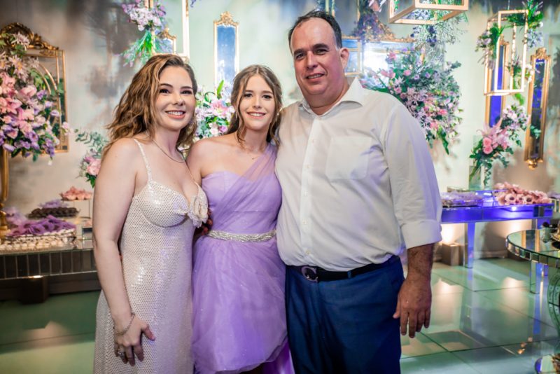 Début - Carolina Mota celebra seus 15 anos com bela festa articulada pelos pais