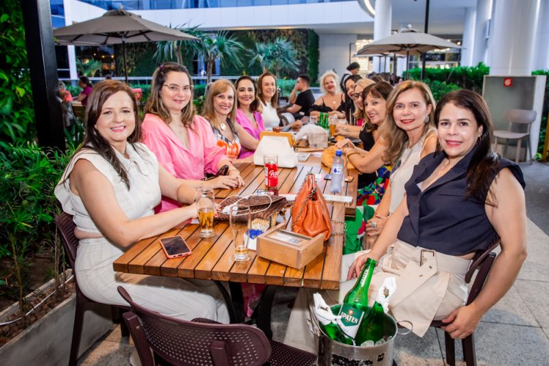Reencontro das Amigas - Mychele Sampaio reúne turma de amigas na Casa Portuguesa antes de tomar a rota do RJ