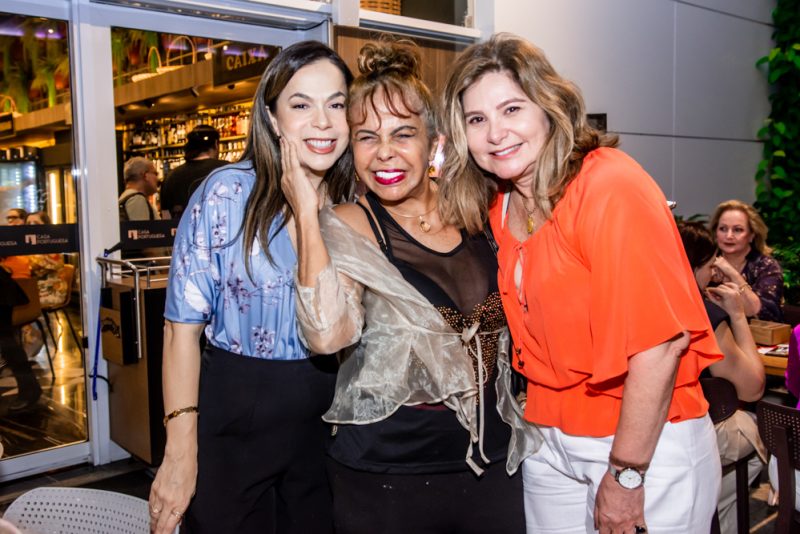 Reencontro das Amigas - Mychele Sampaio reúne turma de amigas na Casa Portuguesa antes de tomar a rota do RJ
