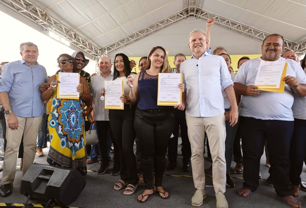 Prefeito José Sarto entrega 78 boxes a empreendedores do Vicente Pinzón