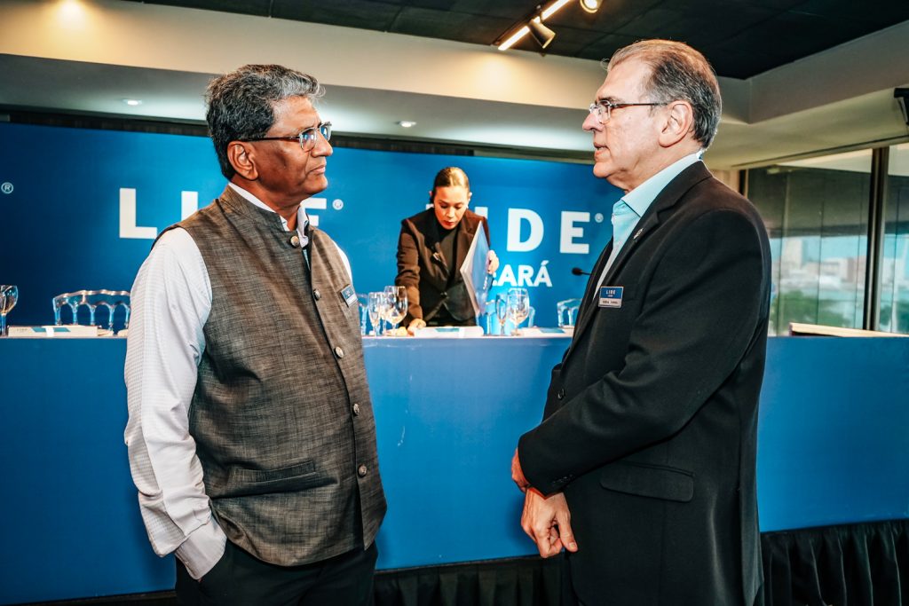 
				Suresh Reddy e Randal Pompeu 
				