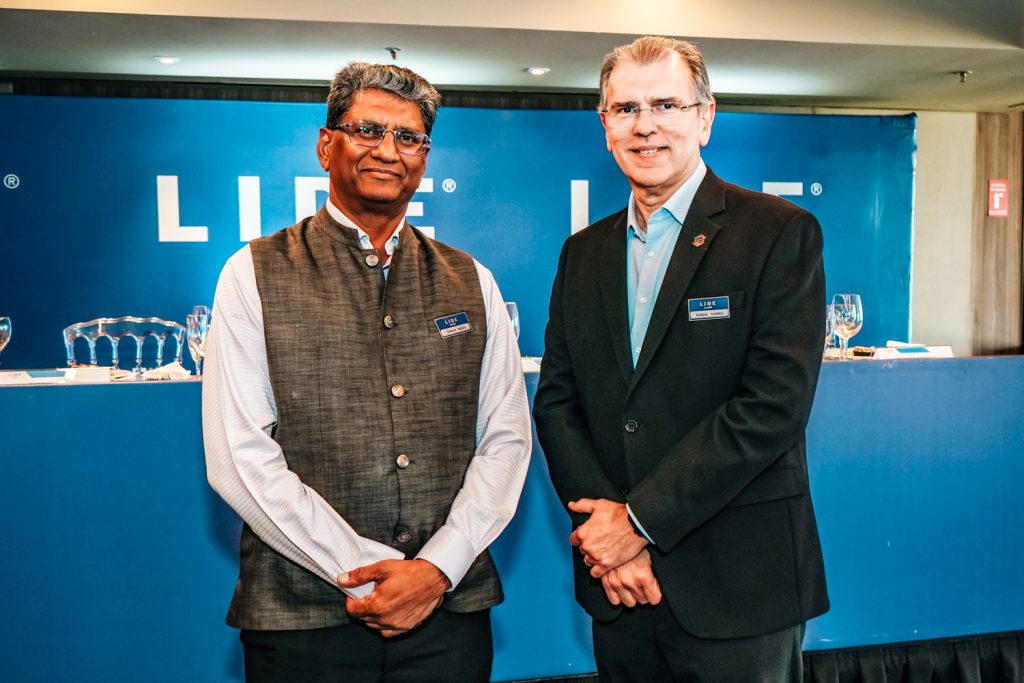 
				Suresh Reddy e Randal Pompeu 
				