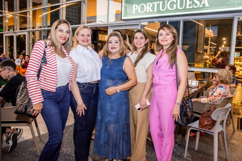 Reencontro das Amigas - Mychele Sampaio reúne turma de amigas na Casa Portuguesa antes de tomar a rota do RJ