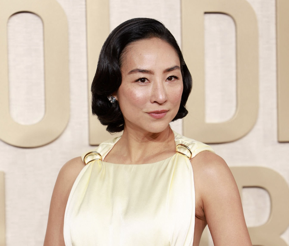 Greta Lee e Kristein Wiig usam Tiffany & Co. no 81º Anual Globo de Ouro