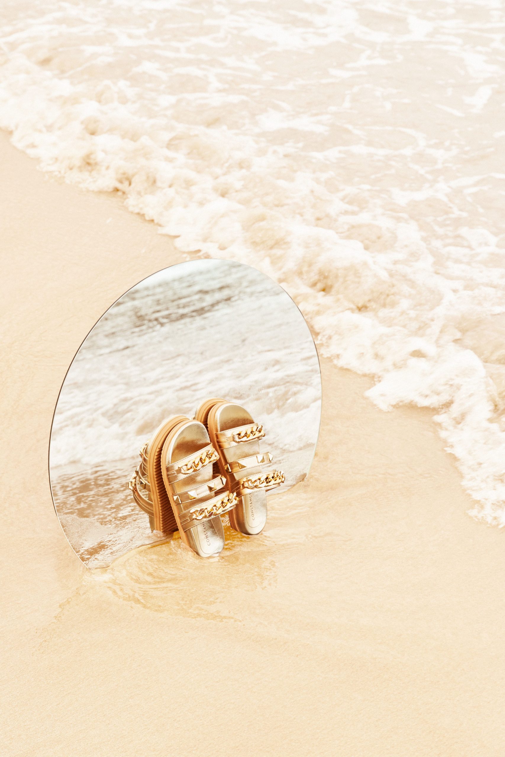 Constance celebra o verão com nova coleção cheia de sofisticação e conforto nos pés