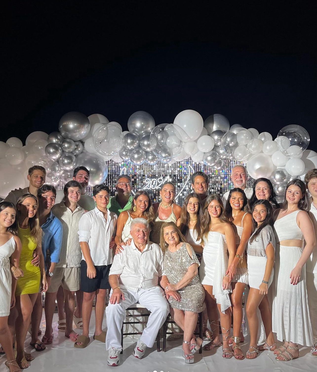 Deusmar Queirós recebe amigos em sua casa de veraneio na Lagoa do Uruaú para festejar a chegada de 2024