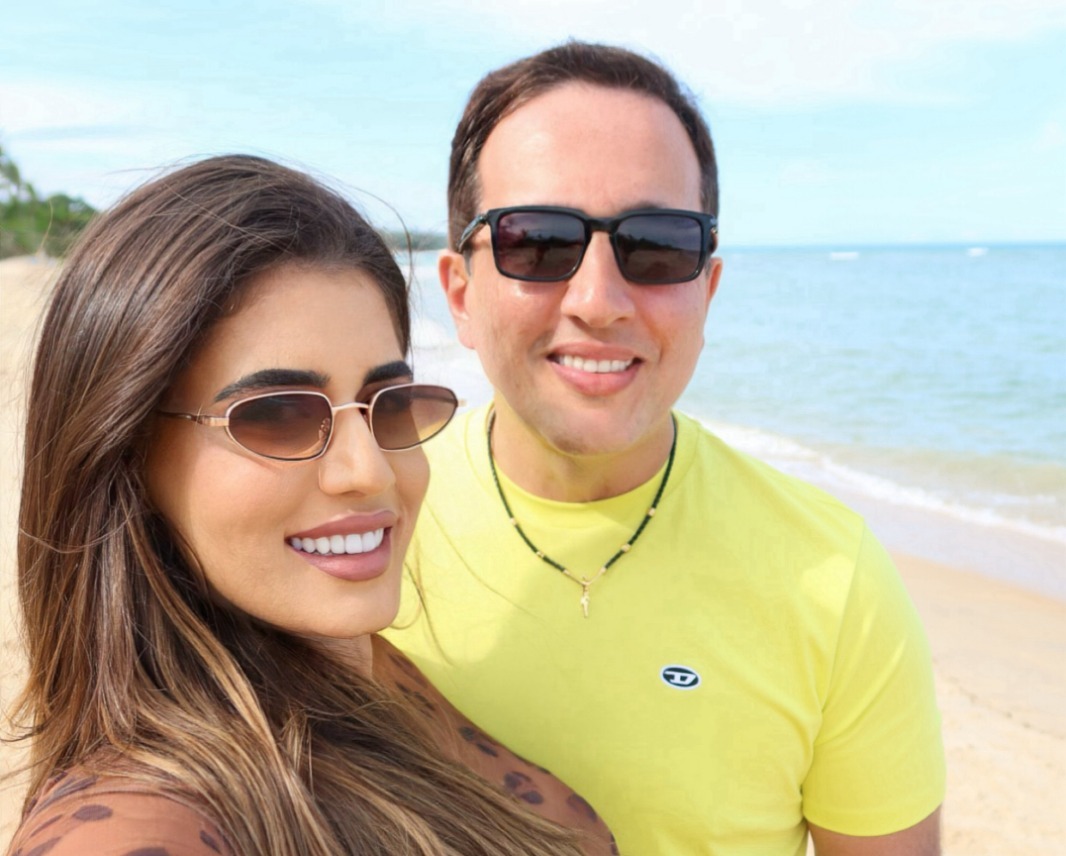Viana Júnior e Natália Viana curtem férias em Trancoso (BA)