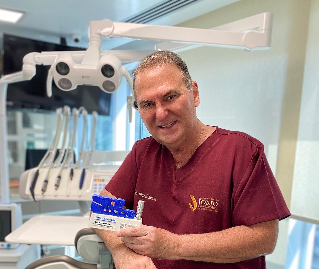Dr. Jório da Escóssia é agraciado com prêmio Implantodontista do Ano