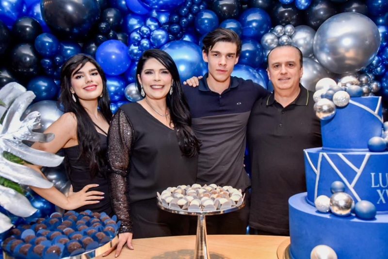 sessão parabéns - Fabiana Lustosa e Roberto Coretti comemoram os 15 anos do filho Luís Eduardo