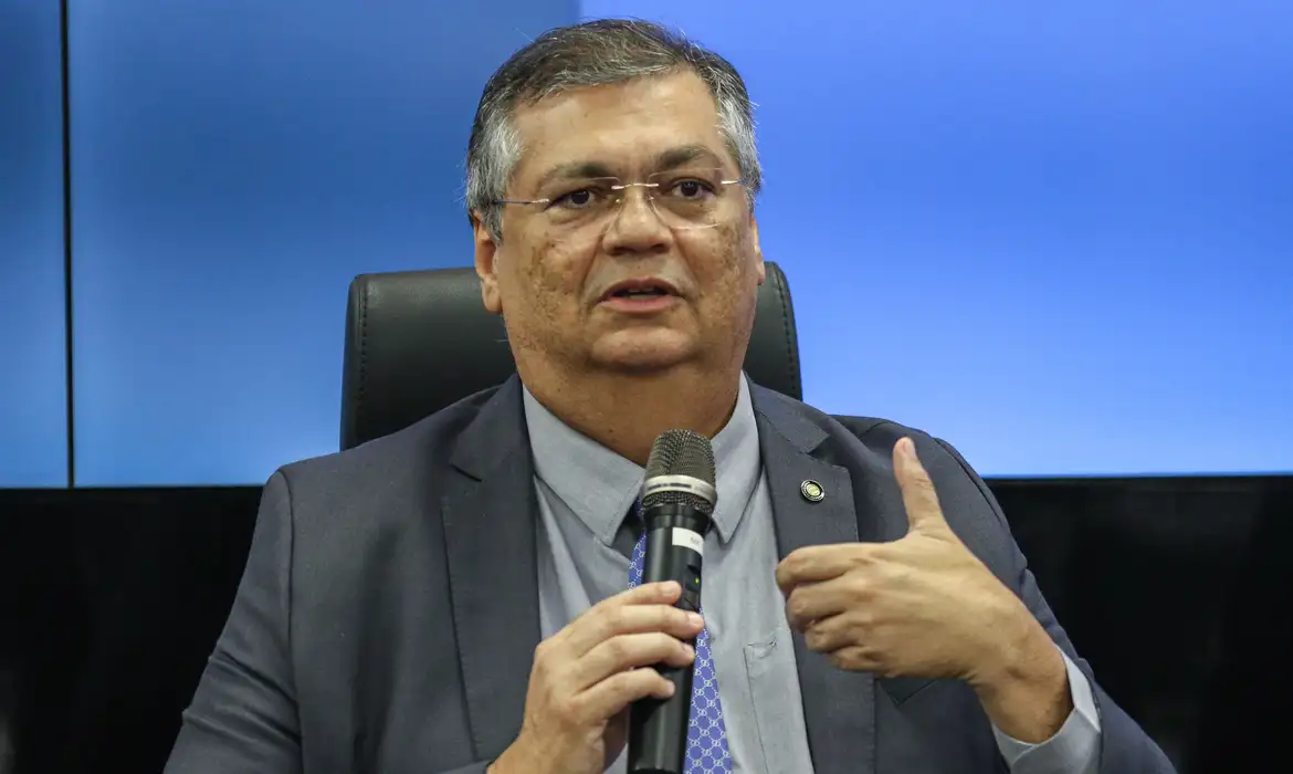 Flávio Dino critica supersalários no Judiciário e nega auxílio retroativo Flávio Dino critica supersalários no Judiciário e nega auxílio retroativo