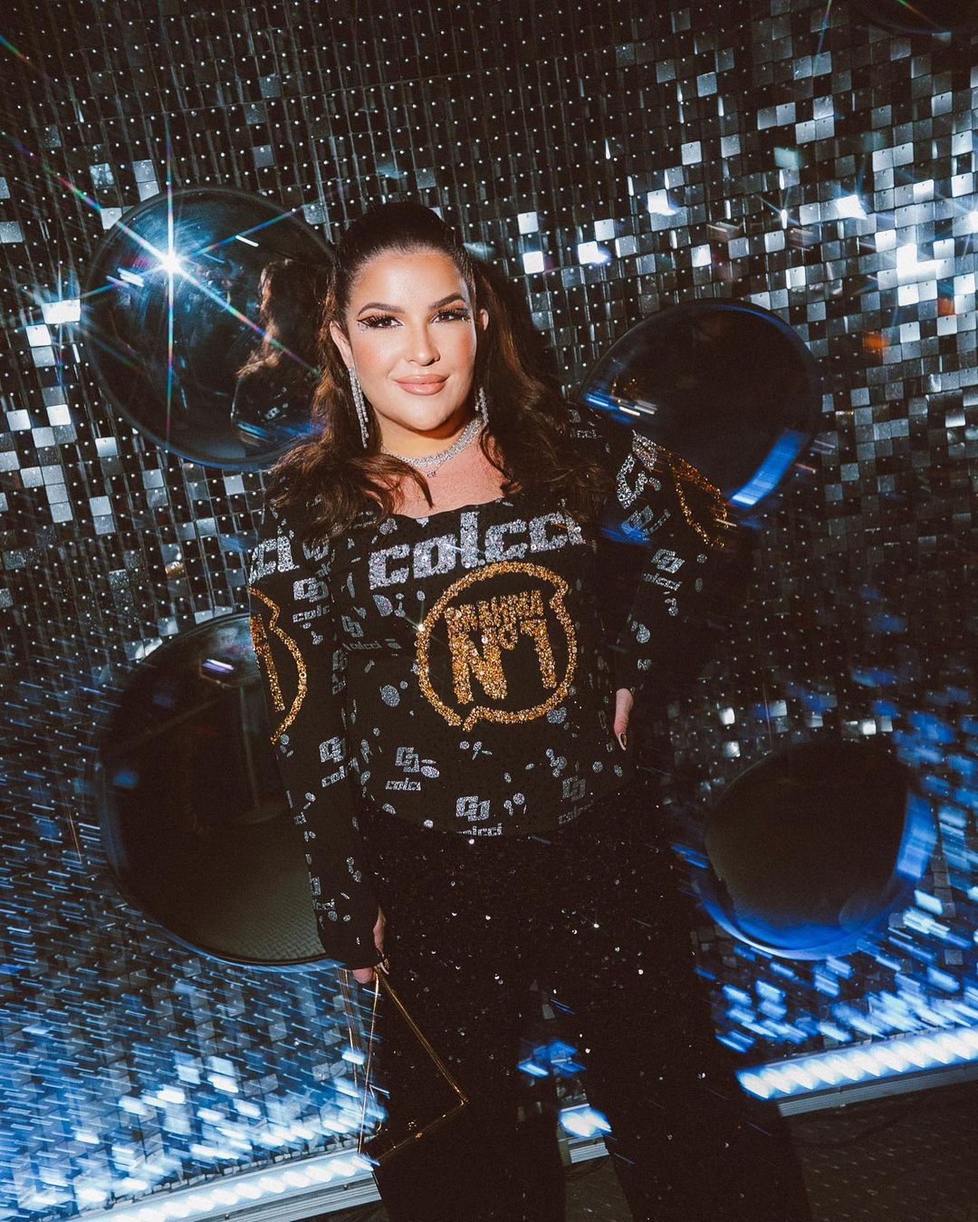 Ju Ferraz usa joias da Diamond Design e esbanja beleza e glamour no Camarote N°1