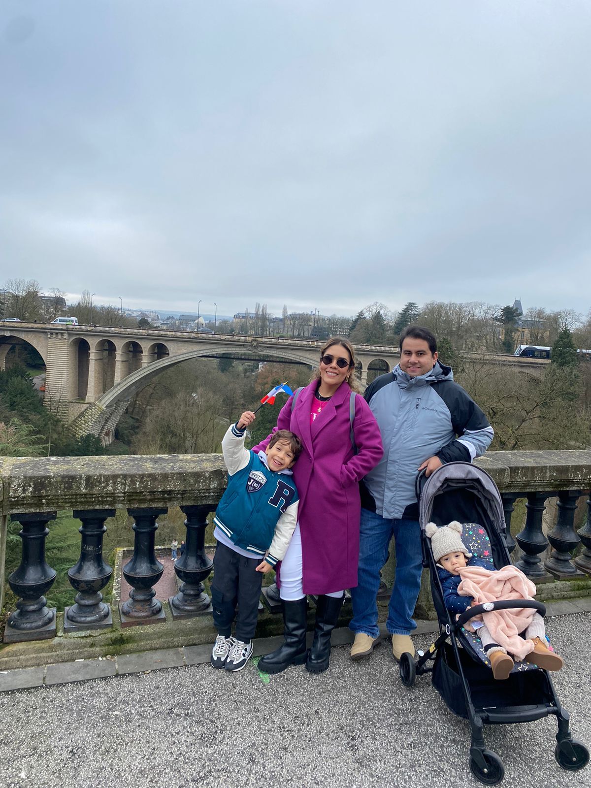 Diretores do Grupo Atitude, Laís Soares e Paulo Aragão curtem o Carnaval, com os filhos, na Europa