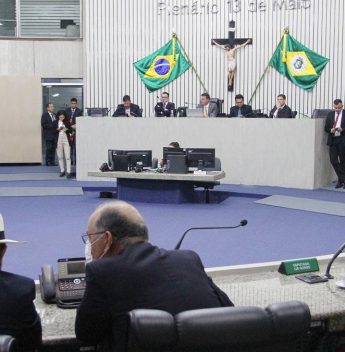 Cidistas aprovam continuidade de Guilherme Landim na liderança do PDT na Alece; opositores prometem reação