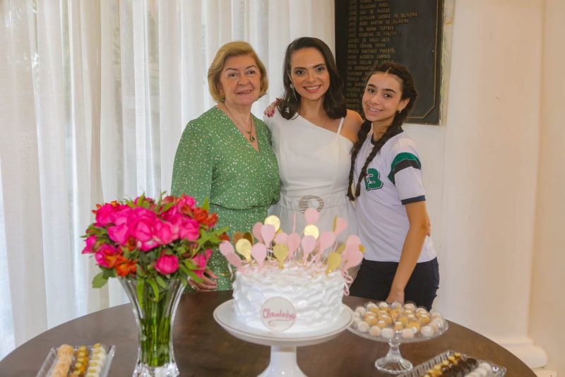 B-Day - Em clima de muita alegria, Claudinha Pinheiro comemora aniversário ao lado da família e amigas