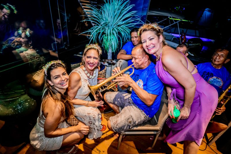 Nas dunas de Beberibe - Cearenses curtem Carnaval em grande estilo na Lagoa do Uruaú