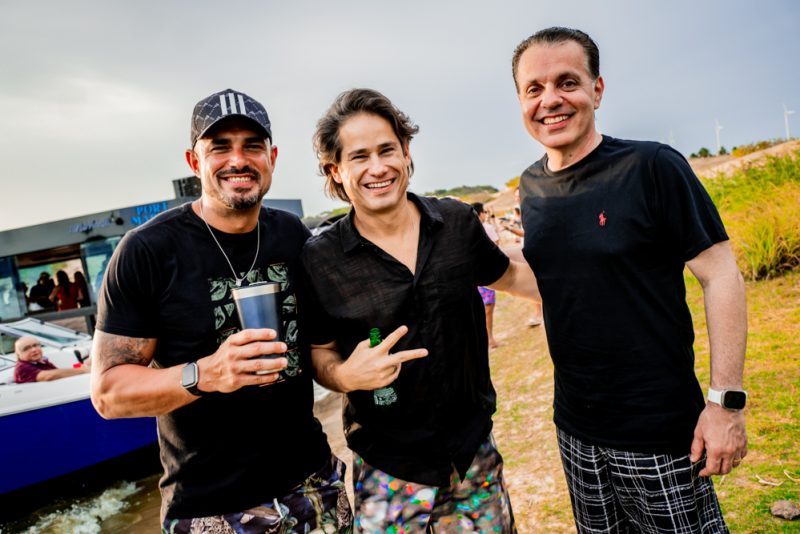 Nas dunas de Beberibe - Cearenses curtem Carnaval em grande estilo na Lagoa do Uruaú