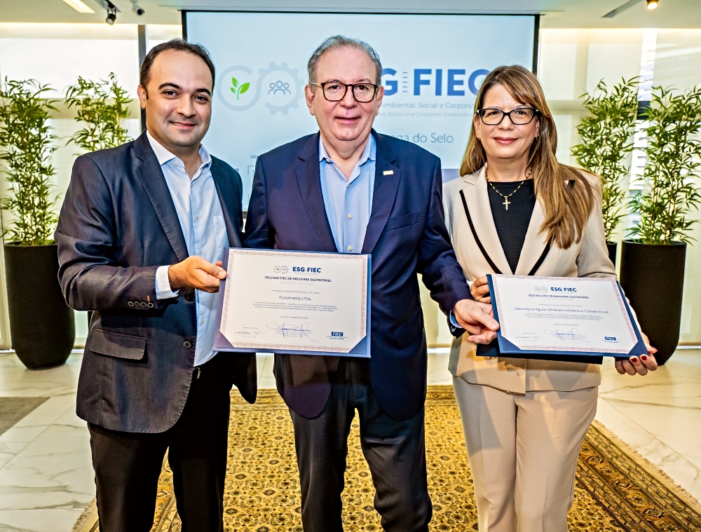 Ricardo Cavalcante entrega o Selo ESG-FIEC para a Durametal e a Naturágua