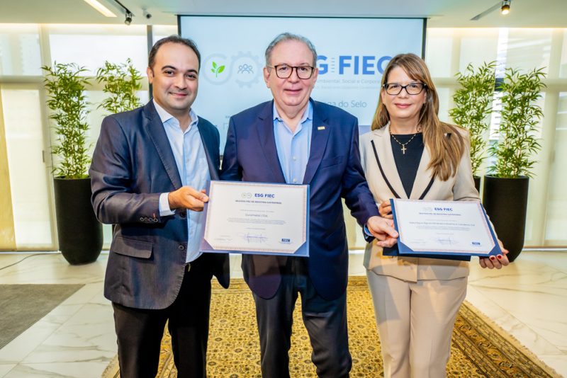 Ricardo Cavalcante entrega o Selo ESG-FIEC para a Durametal e a Naturágua