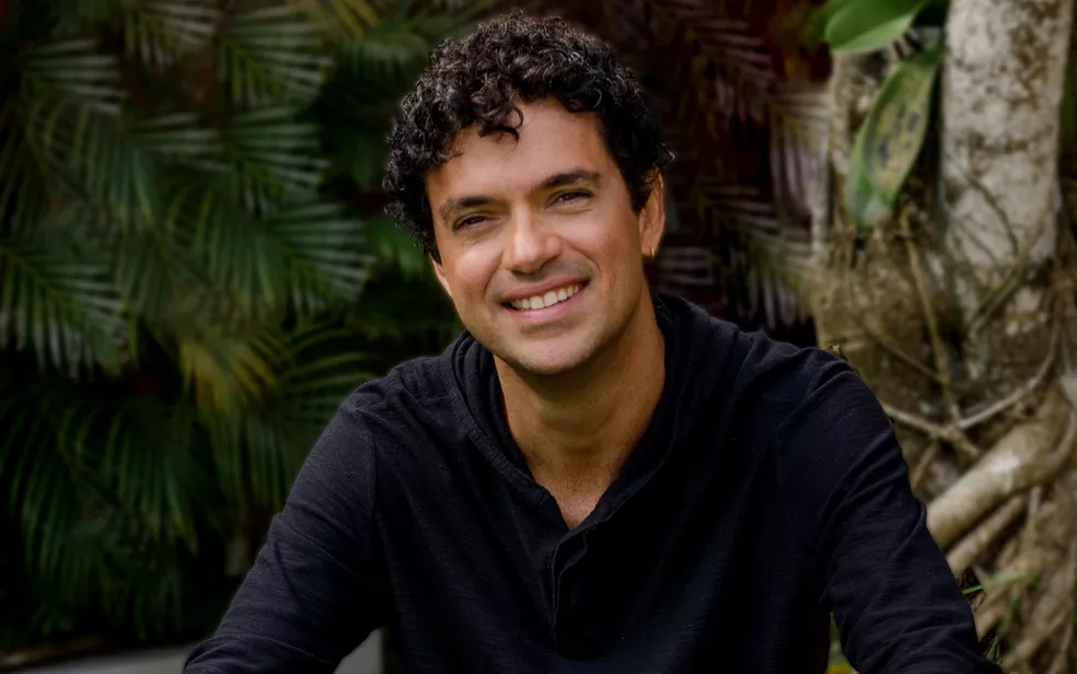 Jorge Vercillo celebra 30 anos de carreira com show no Teatro Riomar Fortaleza