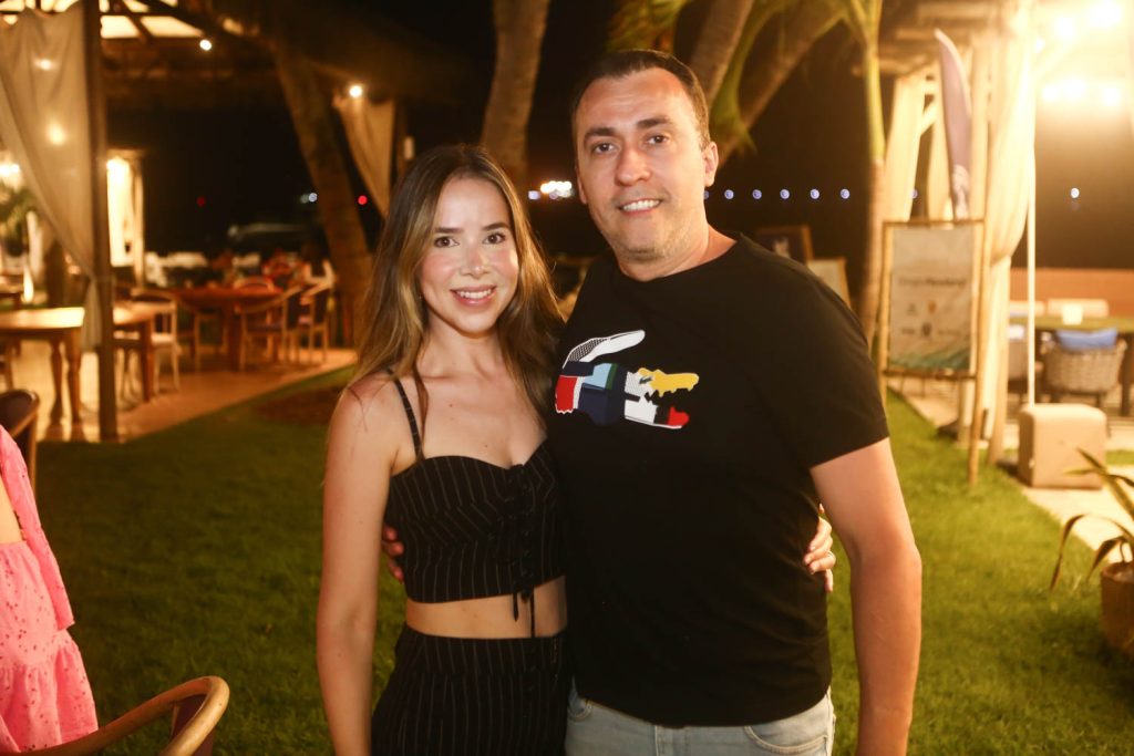 Larisse Figueiredo E Geever Salviano