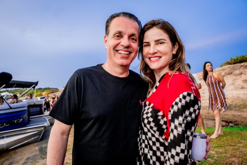 Nas dunas de Beberibe - Cearenses curtem Carnaval em grande estilo na Lagoa do Uruaú