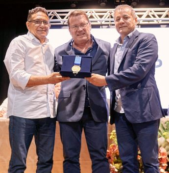 Prefeitura homenageia empresários com Medalha de Honra ‘Maracanaú 40 anos’