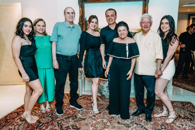 50 anos - Leonardo Dall’Olio é surpreendido com sessão parabéns no alinhado apartamento de Júlio Ventura