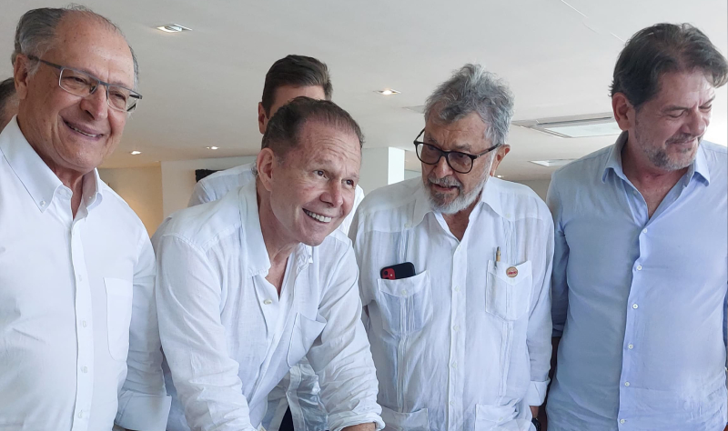 Ao lado de Alckmin, Camilo, Eudoro e Cid Gomes, Júlio Ventura assina em seu endereço ata de filiação ao PSB Ceará