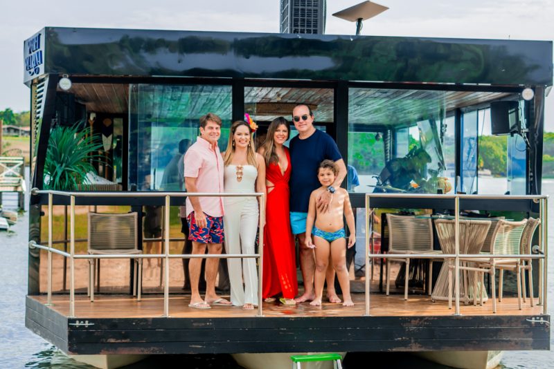 Nas dunas de Beberibe - Cearenses curtem Carnaval em grande estilo na Lagoa do Uruaú