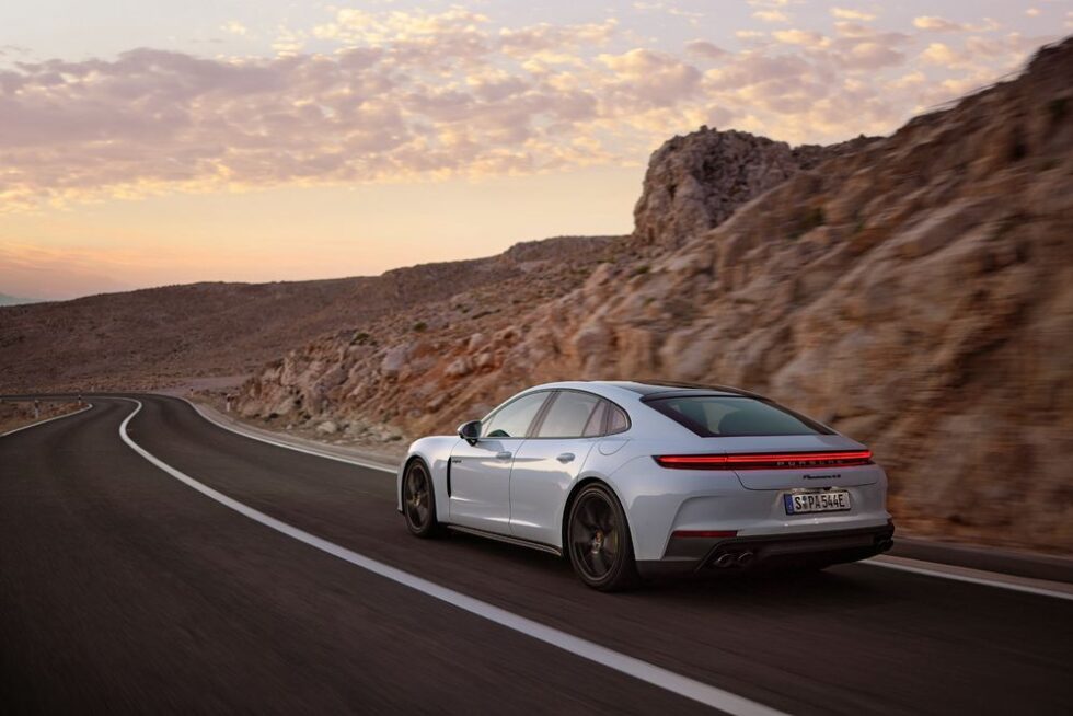 Passaporte carimbado: Porsche Panamera E-Hybrid vem aí