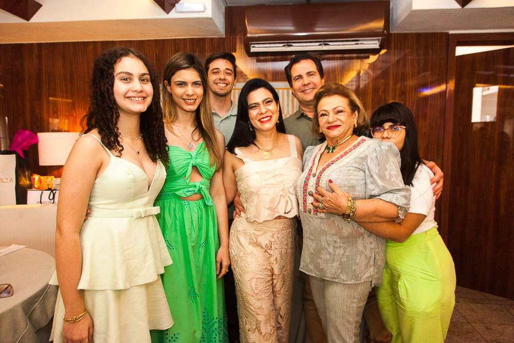 Ticiana Timbó Queiroz ganha carinhosa festa surpresa no Matisse Cuisine et Art