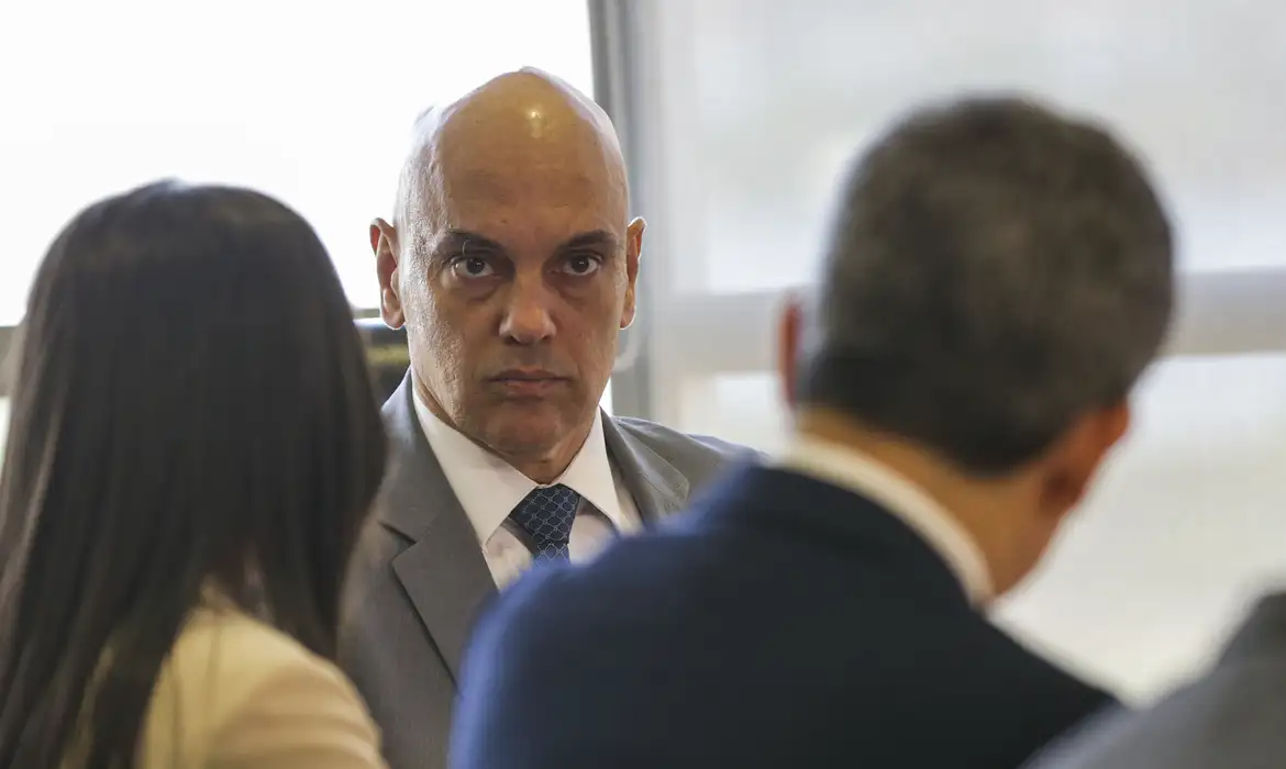 Alexandre de Moraes diz que não há provas de que Bolsonaro pediria asilo à Hungria