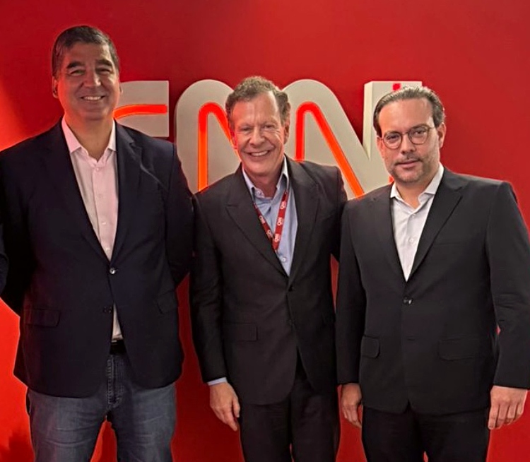 Ivo Machado e Richard Vinhosa recebidos por João Camargo na sede da CNN