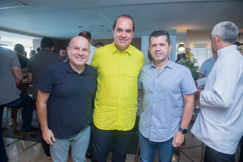 Aniversário do Mimoso - Leonardo Albuquerque reúne amigos em seu alinhado apartamento para brindar chegada da nova idade