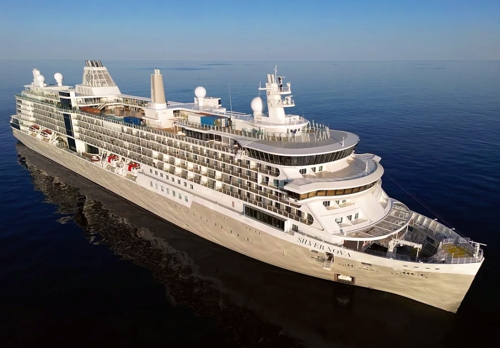 Porto de Fortaleza recebe primeiro navio de cruzeiros de alto luxo deste ano