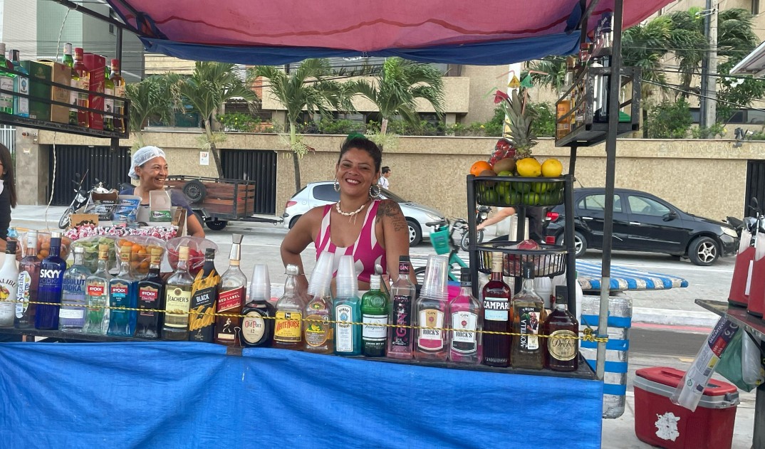 Carnaval em Fortaleza gerou oportunidade de renda extra para mais de mil ambulantes