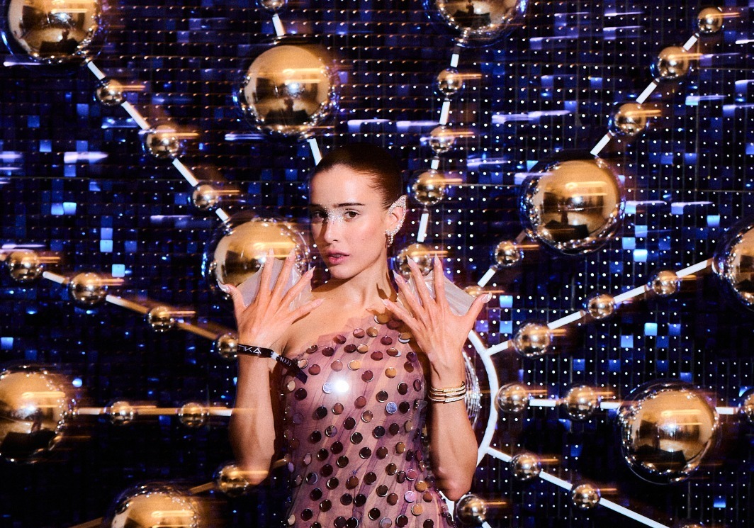 Baile da Vogue 2024: Lívia Nunes se transforma em ser intergaláctico
