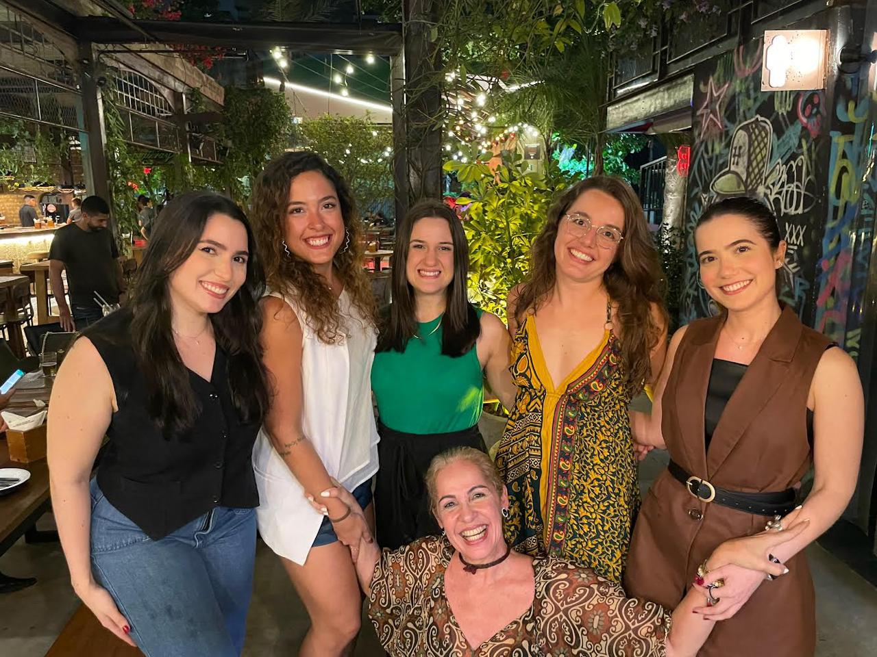 Sarah Köpf reúne amigos mais próximos e celebra aniversário no Hoots Gastropub