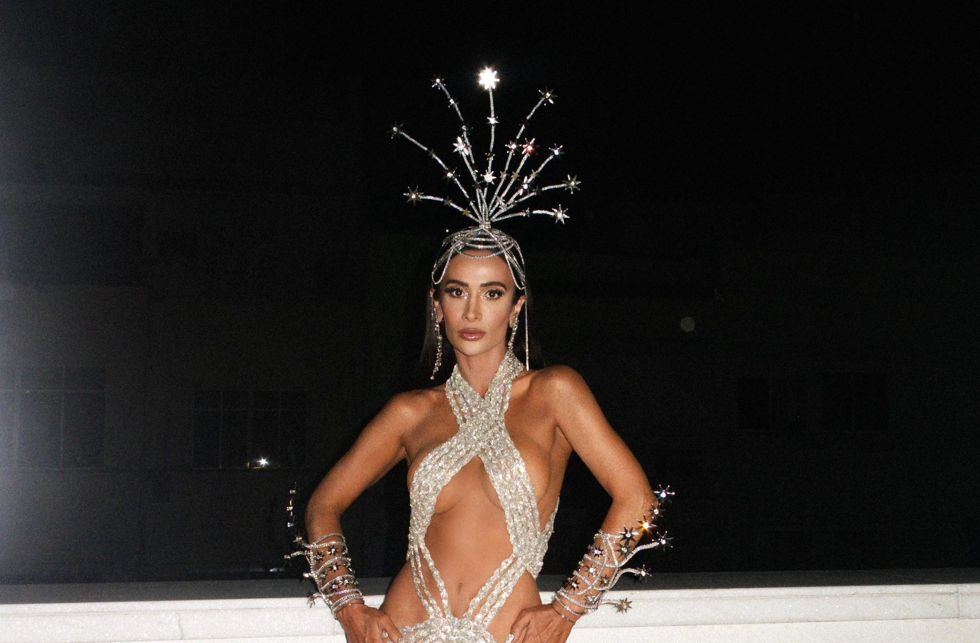 Silvia Braz brilha com dois looks como Rainha do Baile do Copa