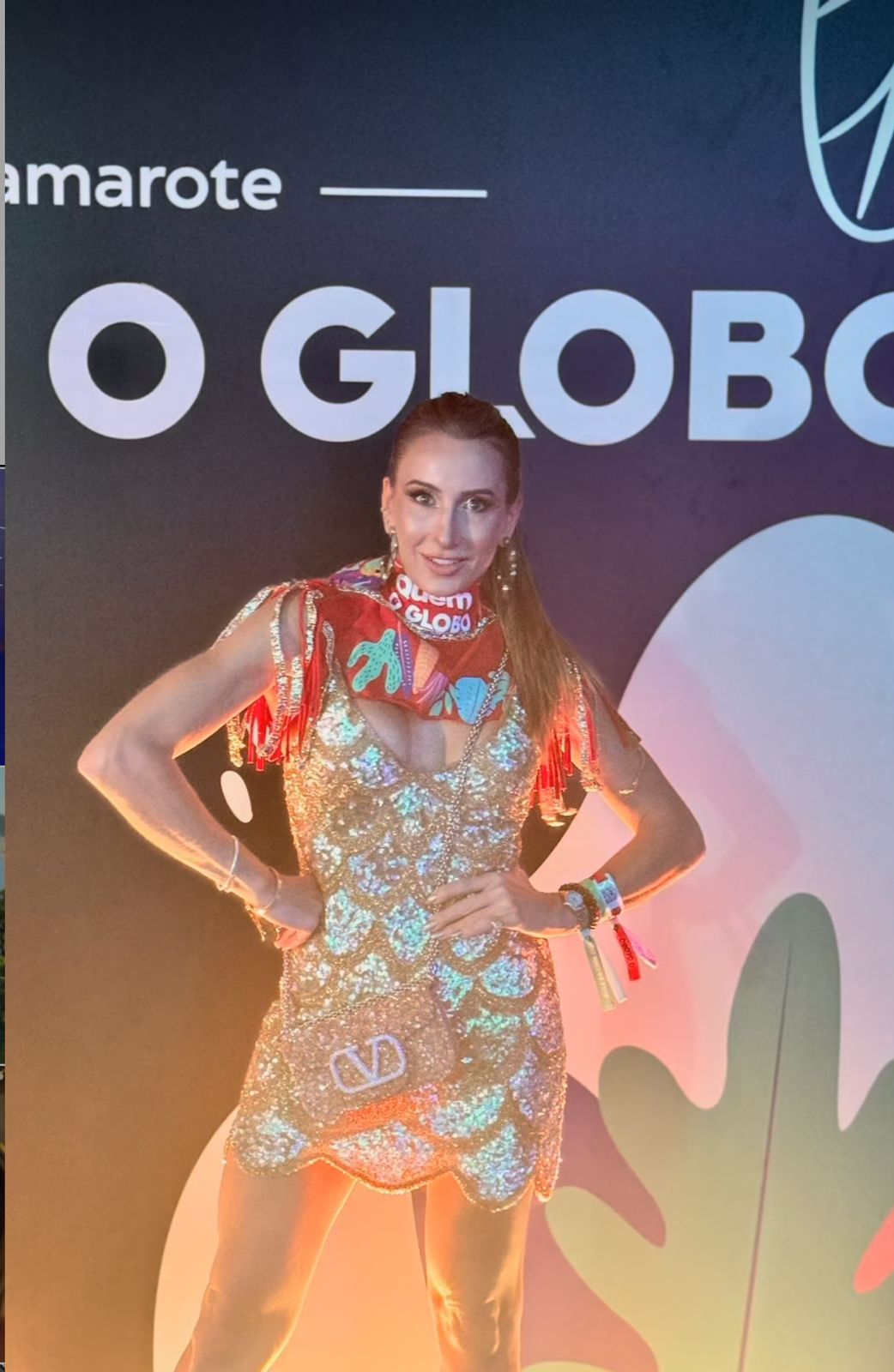 Esbanjando charme e beleza, Melaine Fernandes marca presença no Camarote Quem O Globo