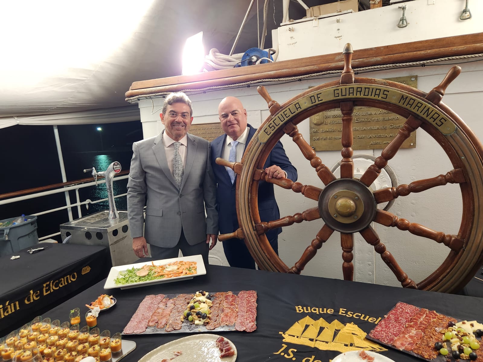 Navio espanhol recebe visitantes em Fortaleza durante o Carnaval